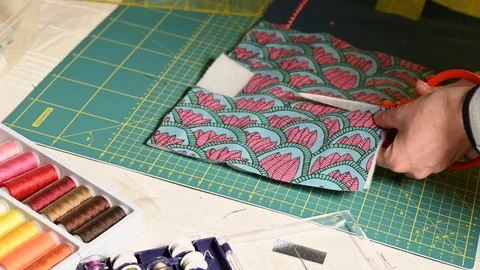 Dressmaker cuts the fabric to create a handmade bag Vídeos de archivo 126995650