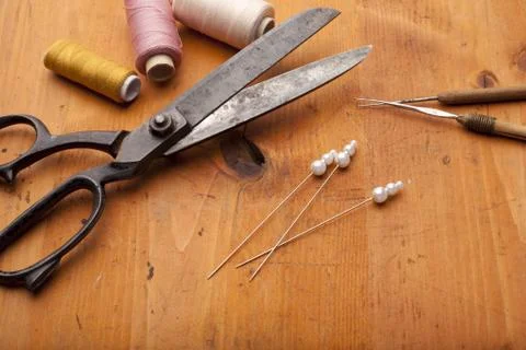 Dressmaker shears with spool of threads, Crochet tool craft concept on wooden Foto stock