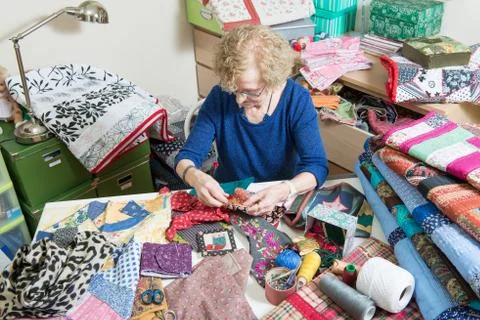 Dressmaker working on her patchwork Stockfoto's