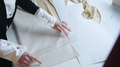 Dressmaker works with pattern and textile in atelier. 4K Vidéo 105243143