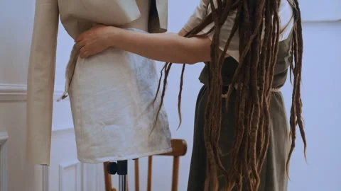 Dressmaker's Hands Fitting a Custom-Made Skirt on a Mannequin in a Professional Vidéo 335933250