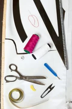 Dressmaker's work tools on a table. Scissors, meter, threads and rulers. Foto stock