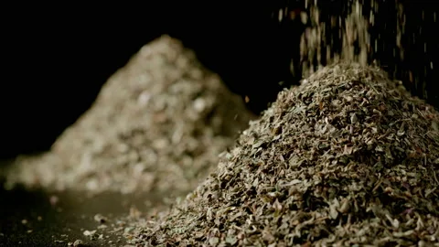 Dried basil falling in a heap Vídeo Stock 139996798