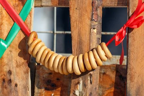 Dried circular snacks strung on red ribbon Foto stock