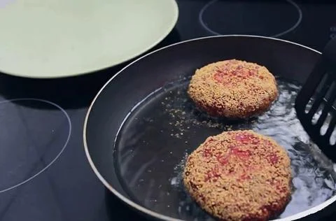 Dried cutlets in bread crumbs in a pan Foto stock
