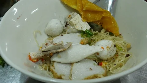Dried egg noodles with fish balls Stock-Footage 124783945