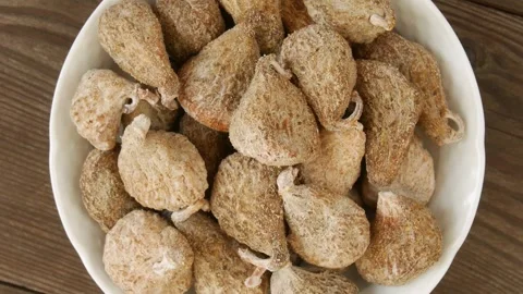 Dried figs on a plate. Video stock 302053094