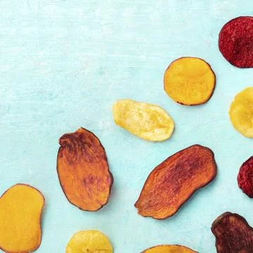 Dried fruit and vegetable chips, square overhead shot with copyspace. Healthy Foto stock