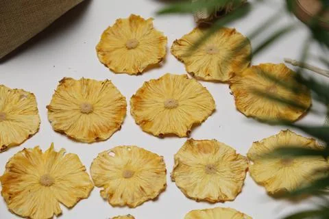 Dried fruit on colored background. Pattern of a fruit frips. Healthy eating Stockfoto's