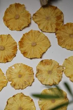 Dried fruit on colored background. Pattern of a fruit frips. Healthy eating Stockfoto's