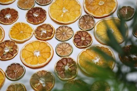 Dried fruit on colored background. Pattern of a fruit frips. Healthy eating Stockfoto's