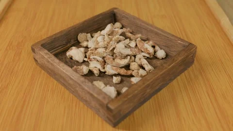 Dried galangal roots, commonly used spice to prepare flavorful dishes. Vídeo Stock 340325828