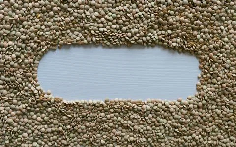 Dried Green Split Lentils background. Nutritious and Important Protein Source Stock-Fotos