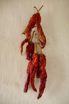 Dried red pepper in a bundle on the wall Foto stock