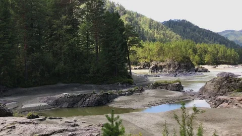A dried up river, green trees and mountains 库存影片 92670154