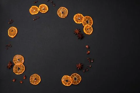Dried round shape slices of bright orange color tangerine Foto stock