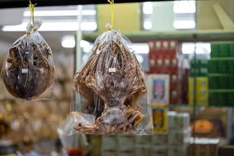 Dried squid packaged in plastic bag at Bangkok Chinatown market Foto stock