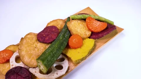 Dried vegetable chips served on a bamboo plate, rotating Stock-Footage 323575047