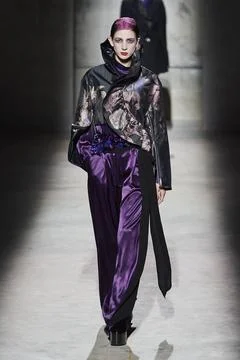  Dries Van Noten RTW Fall 2020 at Paris fashion Week Dries Van Noten RTW F... 库存照片