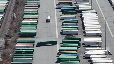 Drifting Aerial as a Tractor Parks an EMP Container, Jersey City Yard Vídeo Stock 344597124