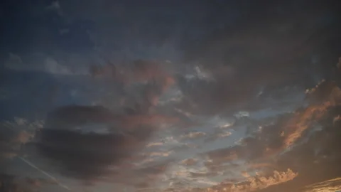 Drifting cumulus and rain  clouds in sunset 動画素材 201287370