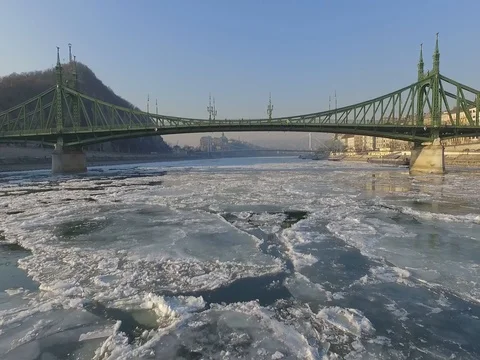 Drifting ice on Danube river Vídeos de archivo 71341754