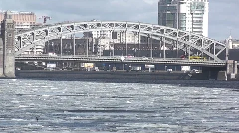 Drifting ice on the river Vídeos de archivo 52345463