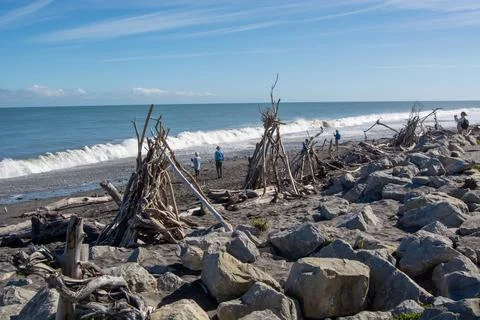 Driftwood Structures on a Scenic Beach Foto stock
