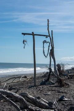 Driftwood Structures on a Serene Beach Foto stock