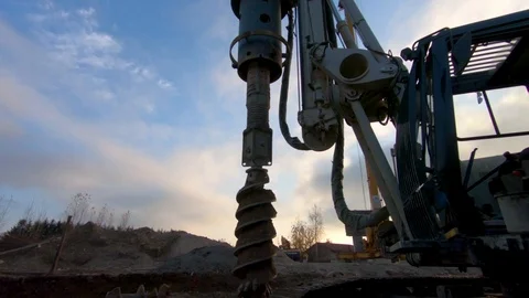 Drill into the earth with big machine Stockbeeldmateriaal 105202288