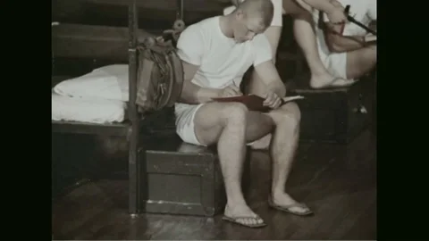 Drill instructor and recruits conduct evening prayer before sleeping - 1960 Vídeos de archivo 102851012