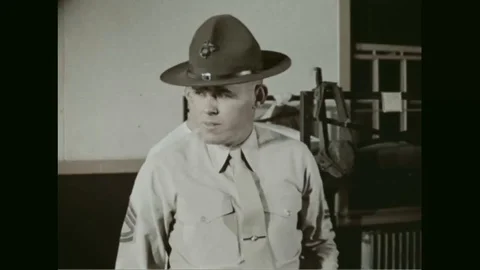 Drill instructor instructs recruits to go to sleep - 1960 Vídeos de archivo 102851030