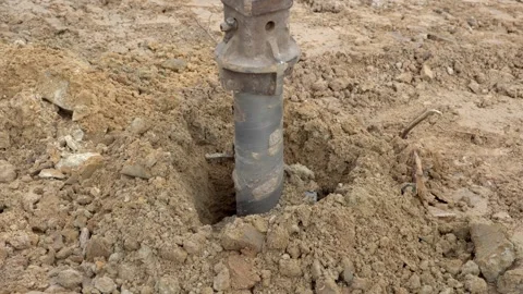 A drill for making holes in the ground. Vidéo 332932906