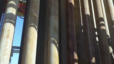 Drill pipes on drilling platform. Pipes are installed vertically to each other. Vidéo 260473140