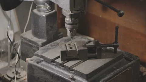 Drill press is being cleaned with a vacuum cleaner Vidéo 106263731