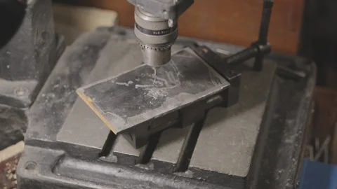 Drill press is being cleaned with a vacuum cleaner Vidéo 106263740