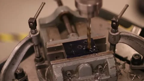 Drill press drilling metal block Vídeo Stock 10688353