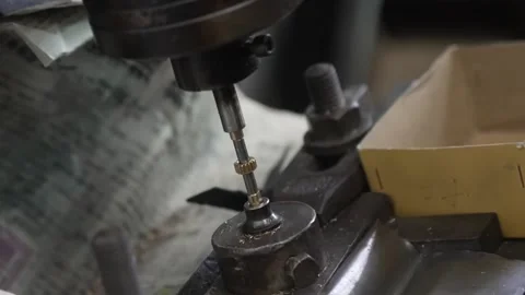 Drill press machining small brass worm gear on steel shaft for telescope mount Stockbeeldmateriaal 334965806