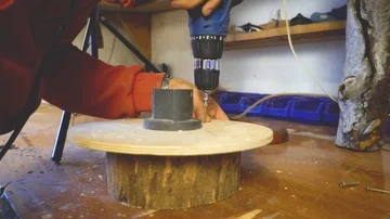 The drill turns the screws 스톡 동영상 85717391