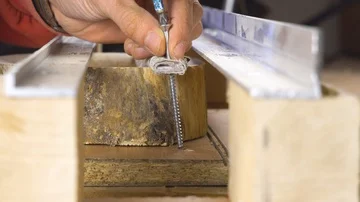 The drill turns the screws Vidéo 85925317