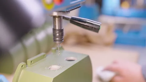 Drilling holes in metal. manual processing Vidéo 314379875