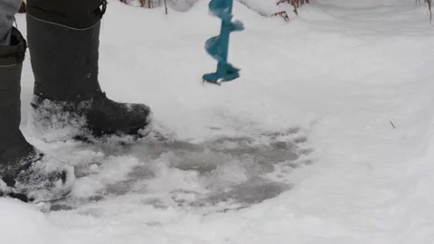 Drilling ice with an ice drill. Drilling holes in ice. Preparation before winter Vídeo Stock 143763012