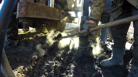 Drilling machine to drill holes in the ground for the construction of piles. Stockbeeldmateriaal 58356292
