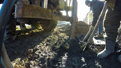 Drilling machine to drill holes in the ground for the construction of piles. 库存影片 58356298