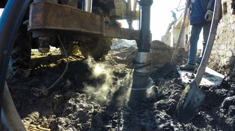 Drilling machine to drill holes in the ground for the construction of piles. 库存影片 58356346