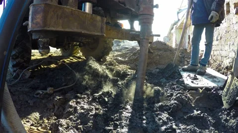 Drilling machine to drill holes in the ground for the construction of piles. 库存影片 58356462