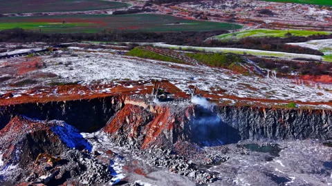 Drilling machines working on edge of rock quarry Video stock 333839373