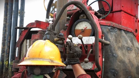 Drilling operator operating roughneck to assemble / disassemble drill Vidéo 122975602