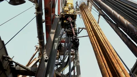 Drilling platform. Pipe rotates. Topdrive goes up. Drilling process 스톡 동영상 169960064