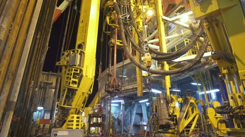 Drilling platform. Rig floor. Rotary table of rig. Top drive goes down with pipe Stock Footage 162928020